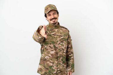 Beyaz arka planda izole edilmiş bir asker iyi bir anlaşma için el sıkışıyor.