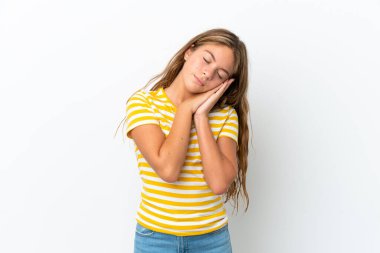 Beyaz arka planda izole edilmiş küçük beyaz kız, hareketli bir uyku hareketi yapıyor.