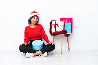 Genç bir kız Noel 'i kutluyor. Beyaz bir fırında yapayalnız oturuyor. Kolları bağlı ve ileriye bakıyor.