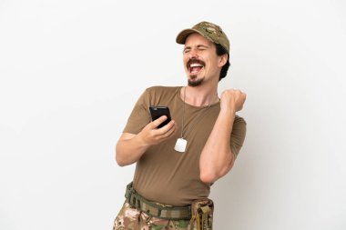 Asker beyaz arka planda izole edilmiş ve telefon zafer pozisyonunda.