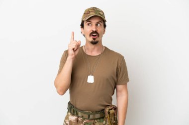 Beyaz arka planda izole edilmiş bir asker, bir fikrin suçluyu işaret ettiğini düşünüyor.