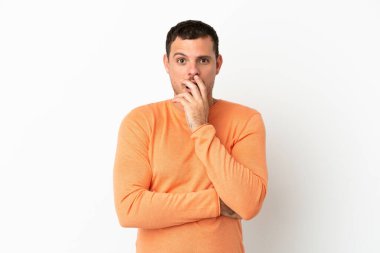 İzole edilmiş beyaz arka plandaki Brezilyalı adam sağa bakarken şaşırdı ve şok oldu.