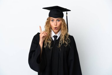 Genç üniversite mezunu beyaz arka planda izole edilmiş bir şekilde parmağını kaldırarak çözümü bulmayı amaçlıyor.