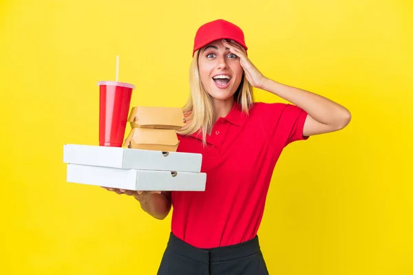 Entrega Mujer Uruguaya Sosteniendo Comida Rápida Aislada Sobre Fondo Amarillo — Foto de Stock