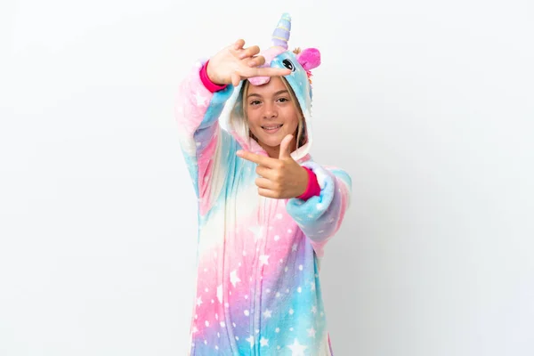 Niña Con Pijama Unicornio Aislado Sobre Fondo Blanco Enfocando Cara —  Fotos de Stock