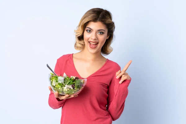 Tiener Vrouw Met Salade Geïsoleerd Blauwe Achtergrond Schreeuwen Met Mond — Stockfoto