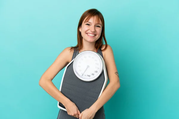 Ragazza Rossa Isolata Sfondo Blu Con Pesatrice — Foto Stock