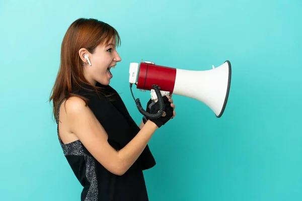 Redhead Sport Girl Isolated Blue Background Shouting Megaphone — Stock Photo, Image