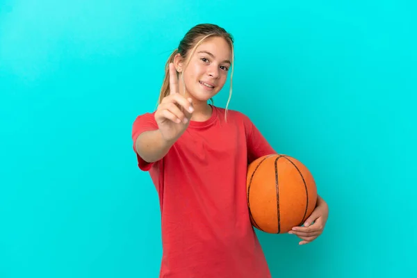 Pequeña Chica Caucásica Jugando Baloncesto Aislado Sobre Fondo Azul Mostrando —  Fotos de Stock