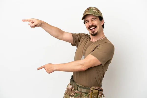 Soldat Man Isolerad Vit Bakgrund Pekar Finger Sidan Och Presenterar — Stockfoto