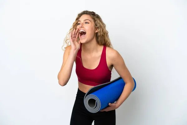 Ung Sport Blond Kvinna Till Yogaklasser Samtidigt Som Matta Isolerad — Stockfoto