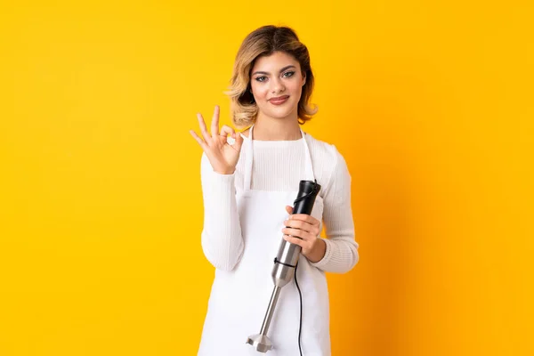 Meisje Met Hand Blender Geïsoleerd Gele Achtergrond Met Teken Met — Stockfoto