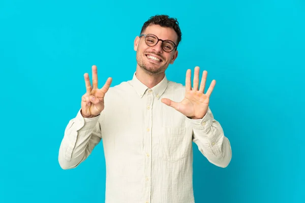 Joven Caucásico Guapo Hombre Aislado Sobre Fondo Azul Contando Ocho — Foto de Stock