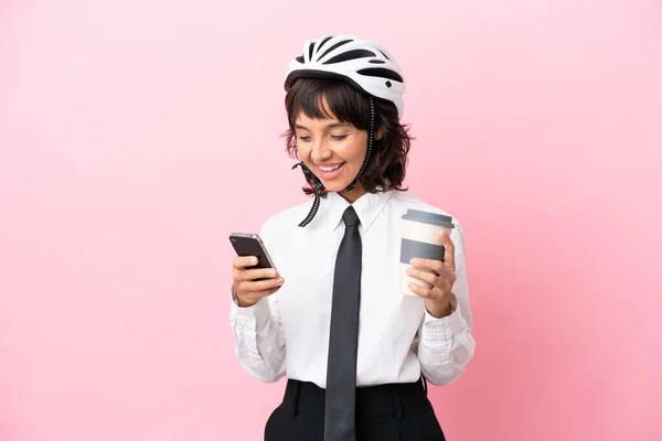 Chica Joven Con Casco Bicicleta Aislado Sobre Fondo Rosa Sosteniendo —  Fotos de Stock