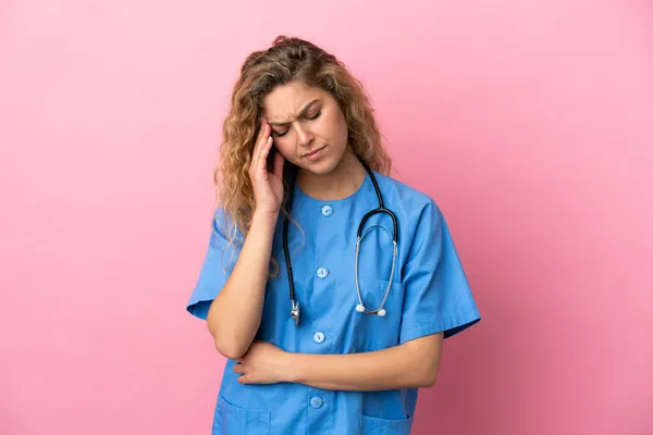 Ung Kirurg Läkare Kvinna Isolerad Rosa Bakgrund Med Huvudvärk — Stockfoto