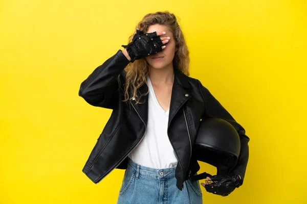 手で目をカバー黄色の背景に隔離されたオートバイのヘルメットを持つ若いブロンドの女性 何か見たくない — ストック写真