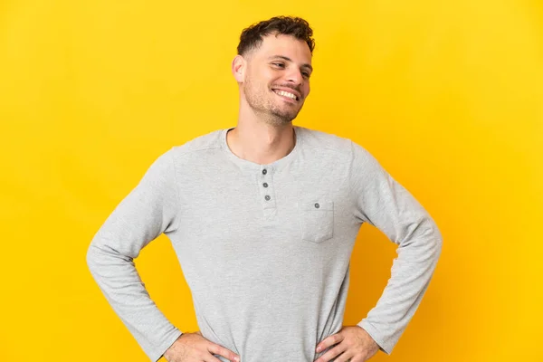 Jonge Blanke Knappe Man Geïsoleerd Gele Achtergrond Poseren Met Armen — Stockfoto