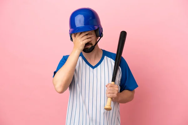 Молодий Білий Чоловік Грає Бейсбол Ізольовано Рожевому Тлі Втомленим Хворим — стокове фото