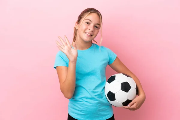 Little Football Speler Meisje Geïsoleerd Roze Achtergrond Salueren Met Hand — Stockfoto