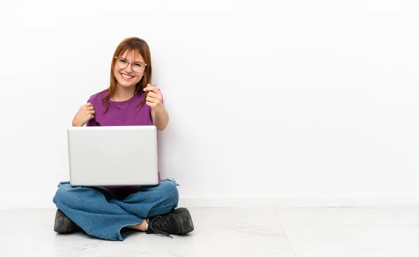 Rothaariges Mädchen Mit Laptop Sitzt Auf Dem Boden Und Macht — Stockfoto