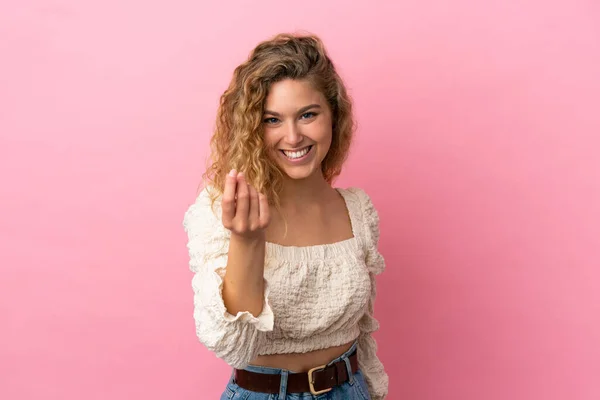 Joven Rubia Aislada Sobre Fondo Rosa Haciendo Gesto Dinero — Foto de Stock