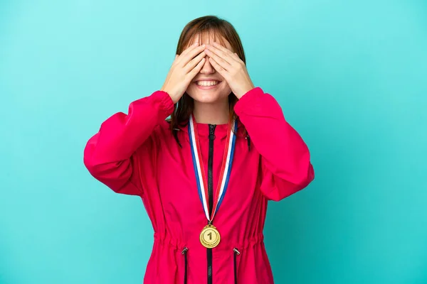 Redhead Κορίτσι Μετάλλια Απομονωμένο Μπλε Φόντο Που Καλύπτει Μάτια Χέρια — Φωτογραφία Αρχείου