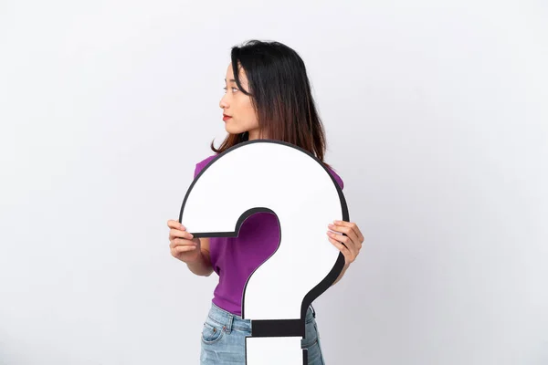 Young Vietnamese Woman Isolated White Background Holding Question Mark Icon — Stock Photo, Image