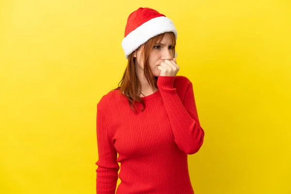 Rotschopf Mädchen Mit Weihnachtsmütze Isoliert Auf Gelbem Hintergrund Hat Zweifel — Stockfoto