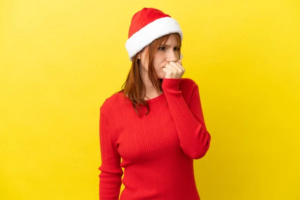 Fille Rousse Avec Chapeau Noël Isolé Sur Fond Jaune Ayant — Photo