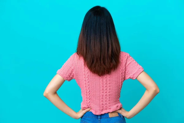 Jeune Femme Vietnamienne Isolée Sur Fond Bleu Position Arrière — Photo