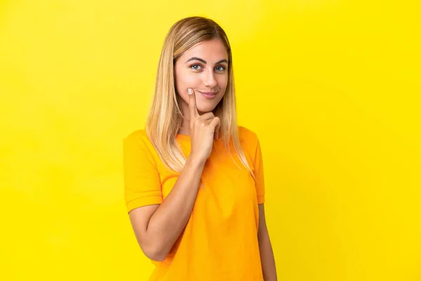Blondynka Urugwajska Dziewczyna Odizolowana Żółtym Tle Myślenia — Zdjęcie stockowe