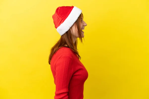 Menina Ruiva Com Chapéu Natal Isolado Fundo Amarelo Rindo Posição — Fotografia de Stock