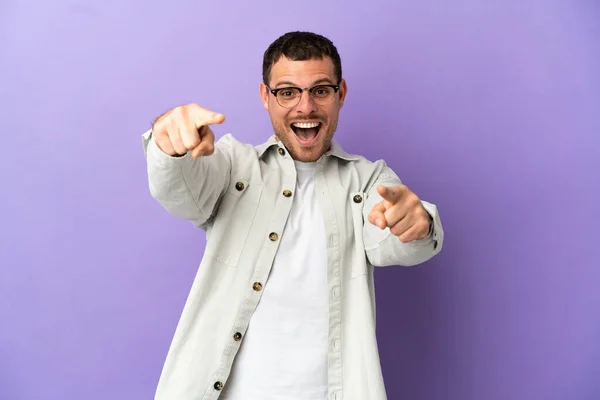 Brasiliano Uomo Isolato Sfondo Viola Sorpreso Puntando Davanti — Foto Stock