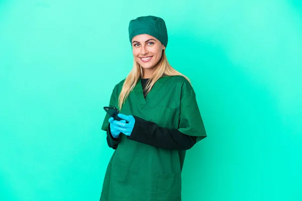 Mladý Chirurg Uruguayská Žena Zelené Uniformě Izolované Modrém Pozadí Odesílání — Stock fotografie