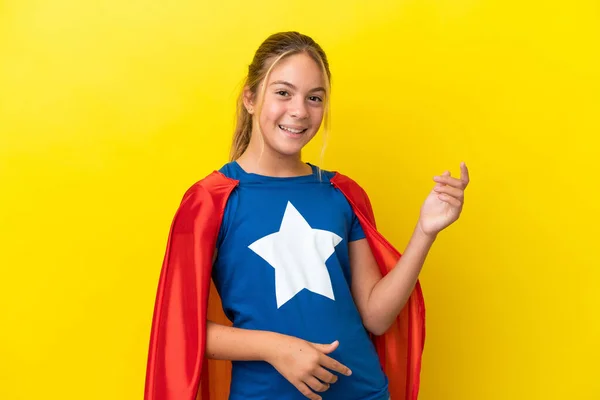 Super Hero Kleines Mädchen Isoliert Auf Gelbem Hintergrund Macht Gitarre — Stockfoto