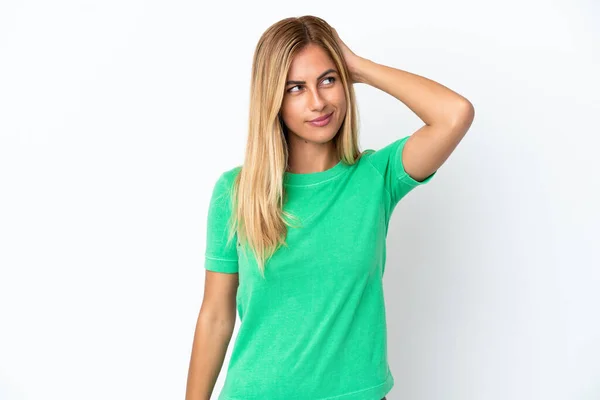 Blond Uruguayaans Meisje Geïsoleerd Witte Achtergrond Met Twijfels Terwijl Krabben — Stockfoto