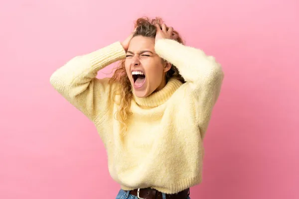 Joven Rubia Aislada Sobre Fondo Rosa Estresada Abrumada —  Fotos de Stock