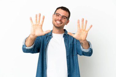 Brezilyalı adam izole edilmiş beyaz arka planda parmakları olan 10 kişi sayıyor