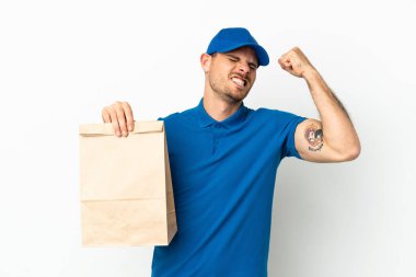 Brezilyalı, beyaz arka planda izole edilmiş bir paket yiyecek alarak zaferi kutluyor.