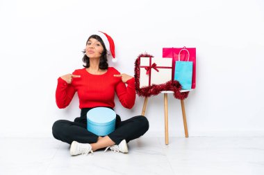 Genç kız Noel 'i kutluyor. Beyaz fırında yapayalnız oturuyor. Gururlu ve kendinden memnun.