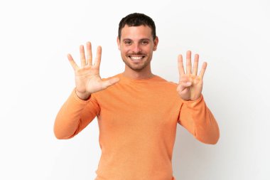 İzole edilmiş beyaz arka plan üzerinde Brezilyalı bir adam parmakları olan dokuz kişi sayıyor