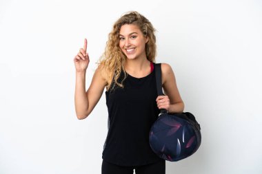 Spor çantalı genç bayan beyaz arka planda izole edilmiş harika bir fikre işaret ediyor.