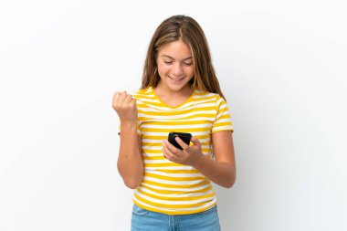 Beyaz arka planda izole edilmiş küçük beyaz kız şaşırdı ve bir mesaj gönderiyor.