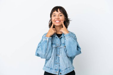 Beyaz arka planda soyutlanmış, mutlu ve hoş bir ifadeyle gülümseyen genç melez bir kadın.