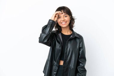 Beyaz arka planda izole edilmiş genç melez kadın mutlu bir ifadeyle selamlıyor.