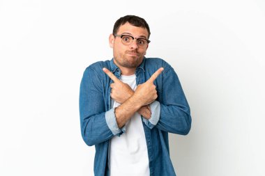 İzole edilmiş beyaz arka plan üzerinde Brezilyalı bir adam yandakilerin şüpheleri olduğuna işaret ediyor