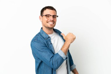 Brezilya 'lı erkek soyutlanmış beyaz arka planda gururlu ve kendini beğenmiş