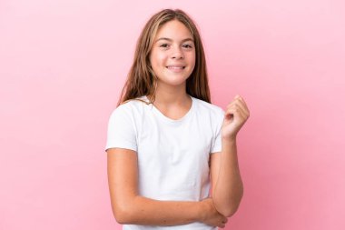 Küçük beyaz kız pembe arka planda izole edilmiş gülüyor.