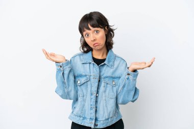 Genç melez kadın, beyaz arka planda izole edilmiş, kuşkuları olan ve ellerini kaldıran.