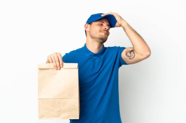 Brezilyalı, beyaz arka planda izole edilmiş bir paket yiyecek alarak bir şey fark etti ve çözümü amaçladı.